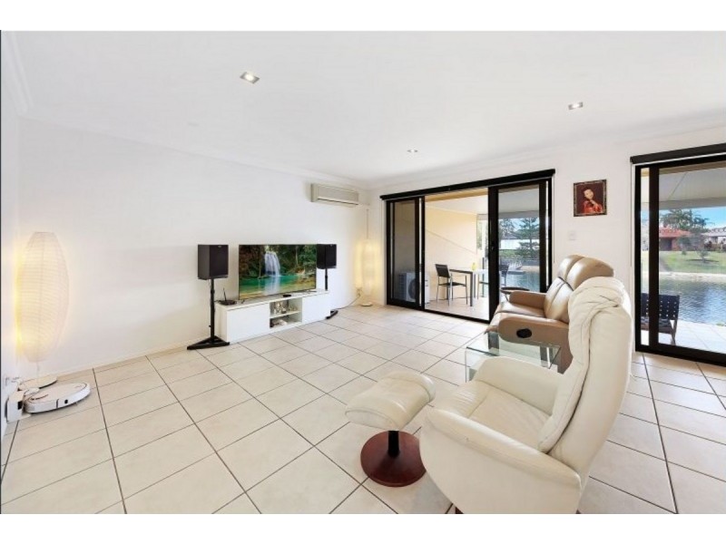7/8 Dunlop Court, Mermaid Waters QLD 4218