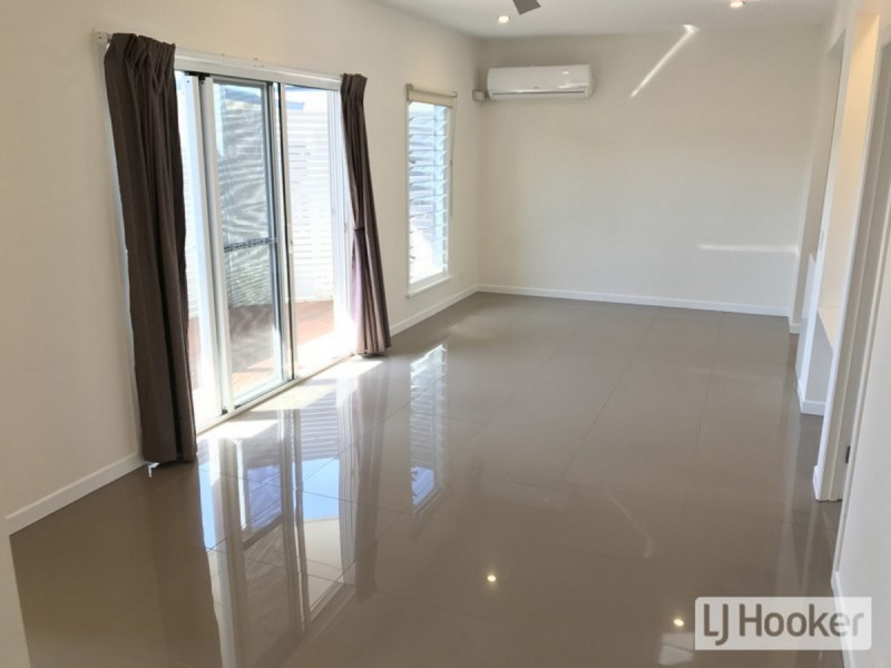 Lvl 1 1/26 Errol Avenue, Paradise Point QLD 4216