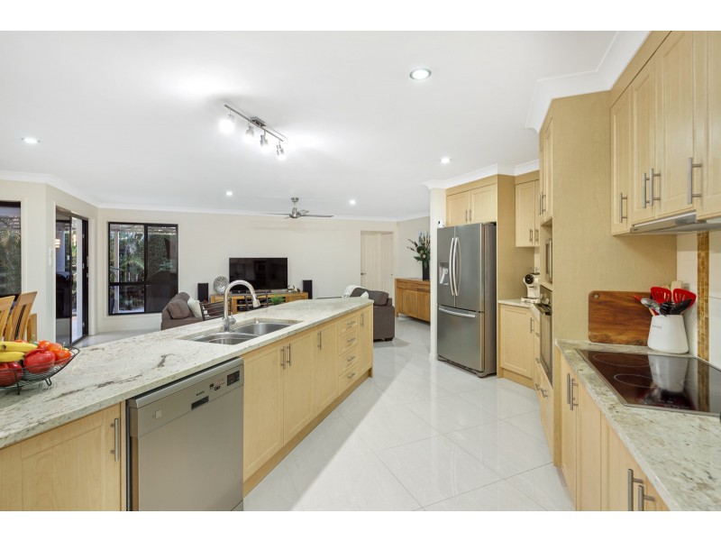 8 James Place, Sinnamon Park QLD 4073