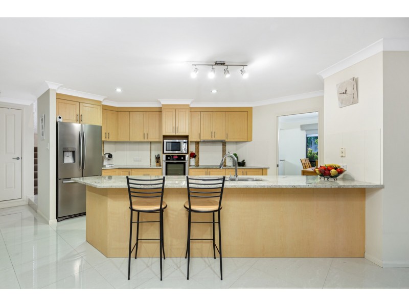 8 James Place, Sinnamon Park QLD 4073
