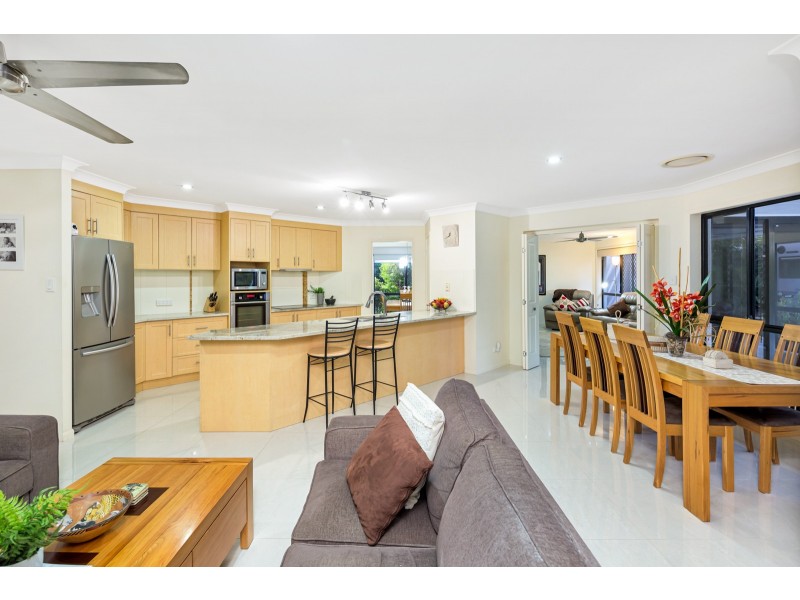 8 James Place, Sinnamon Park QLD 4073