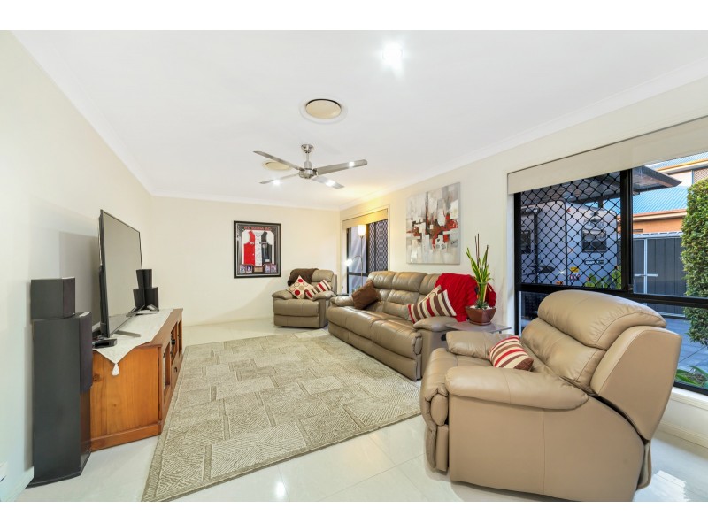 8 James Place, Sinnamon Park QLD 4073