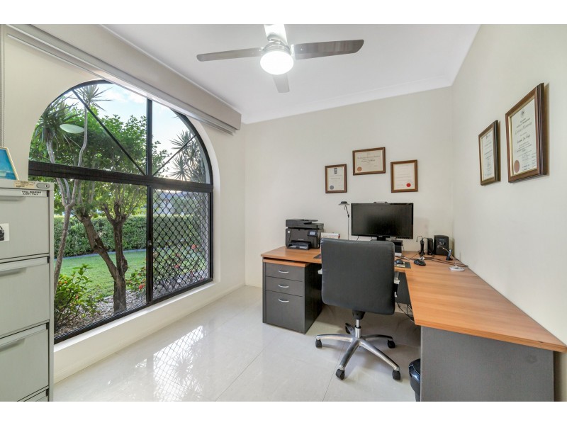 8 James Place, Sinnamon Park QLD 4073