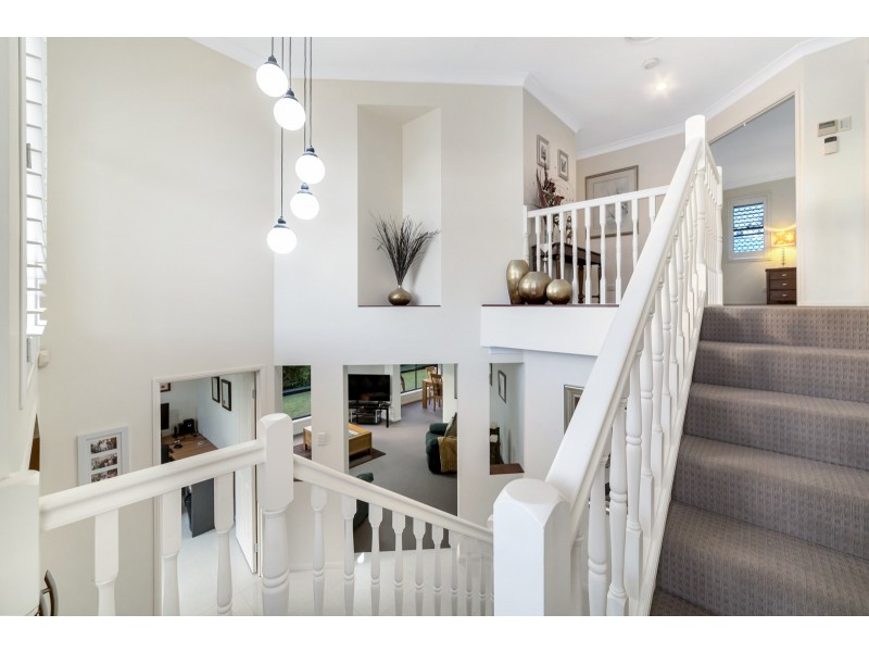 8 James Place, Sinnamon Park QLD 4073