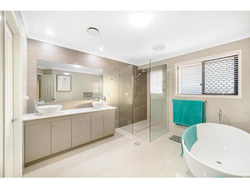 8 James Place, Sinnamon Park QLD 4073