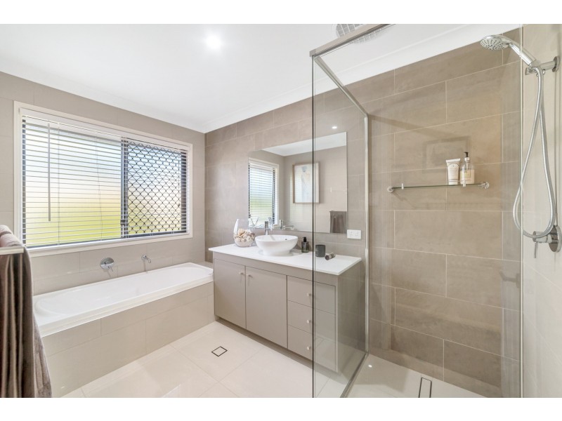 8 James Place, Sinnamon Park QLD 4073