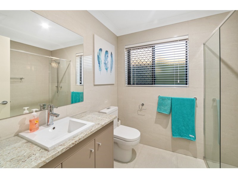 8 James Place, Sinnamon Park QLD 4073