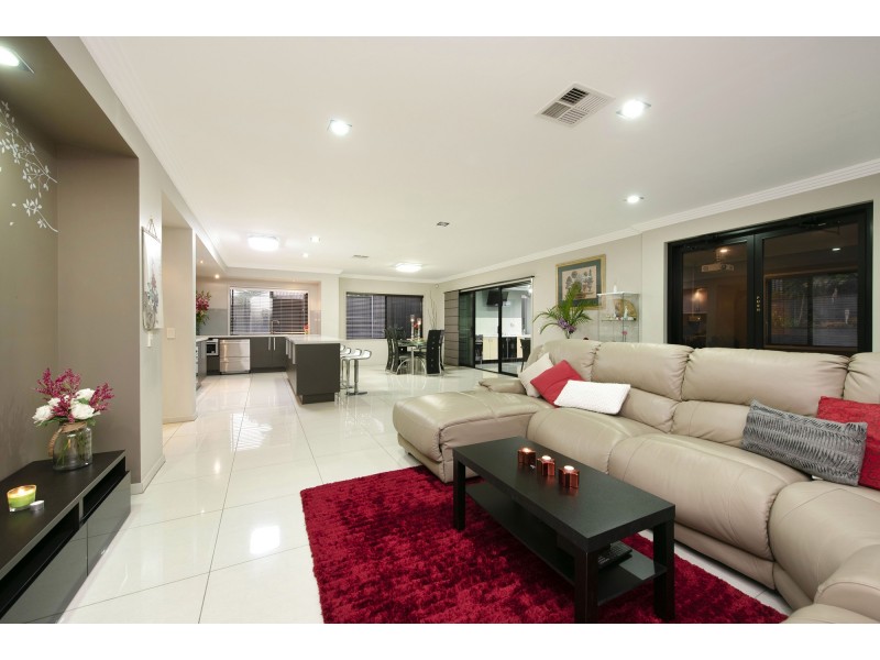 17 Staveley Close, Sinnamon Park QLD 4073