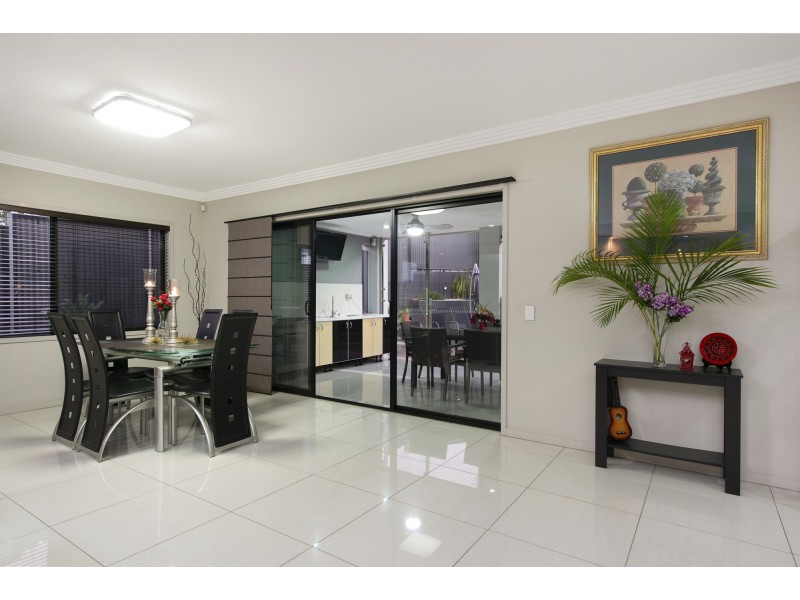 17 Staveley Close, Sinnamon Park QLD 4073