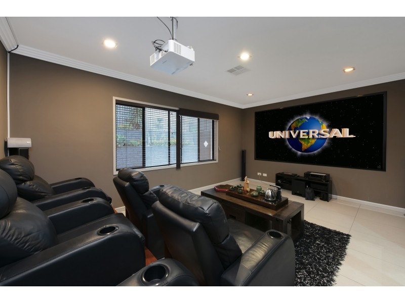 17 Staveley Close, Sinnamon Park QLD 4073