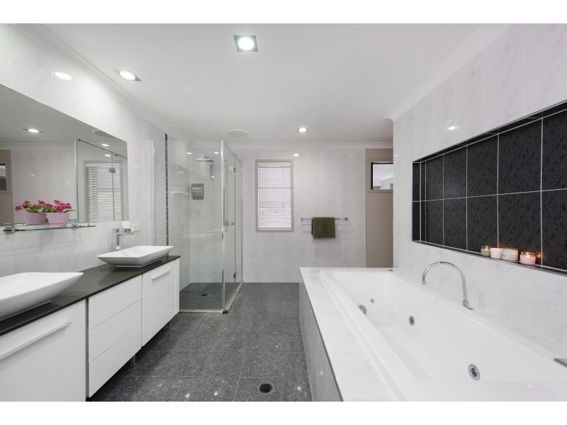 17 Staveley Close, Sinnamon Park QLD 4073