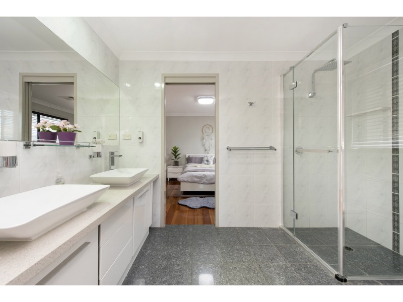 17 Staveley Close, Sinnamon Park QLD 4073