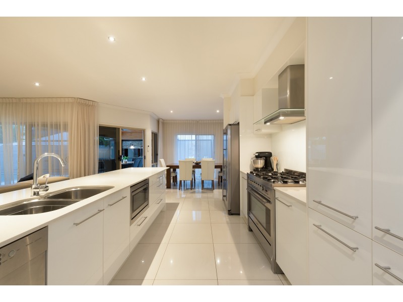 105 Thomas MacLeod Avenue, Sinnamon Park QLD 4073