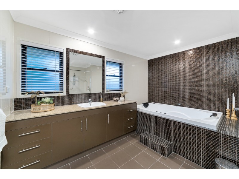 16 Rowallan Close, Westlake QLD 4074
