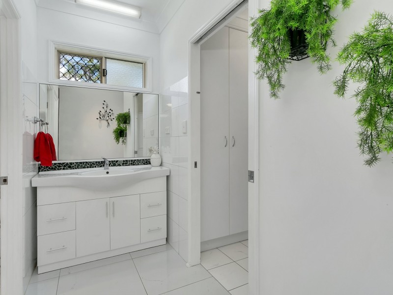 18 Plaintain St, Kewarra Beach QLD 4879