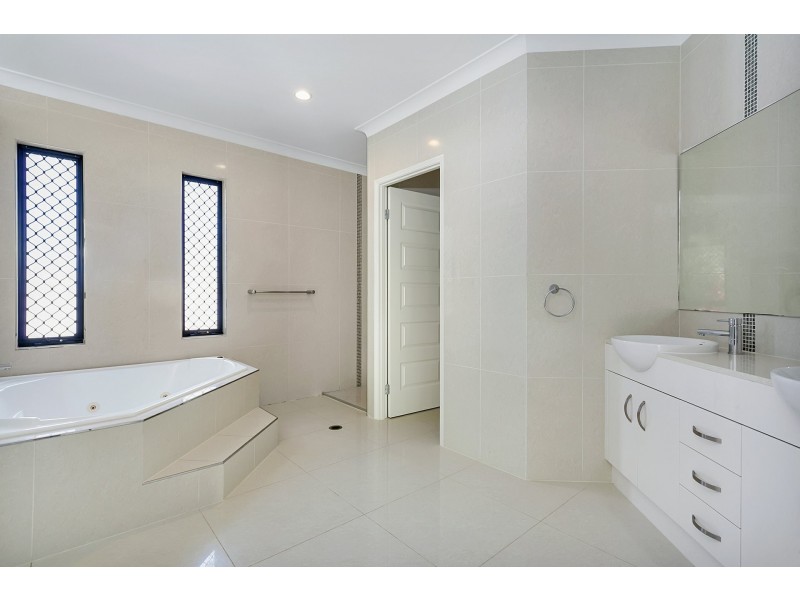 5 Savaii Close, Palm Cove QLD 4879