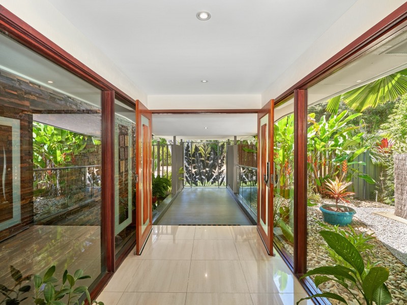 8 Lillian Road, Palm Cove QLD 4879