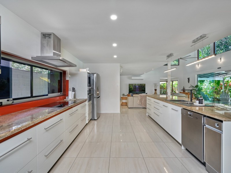 8 Lillian Road, Palm Cove QLD 4879