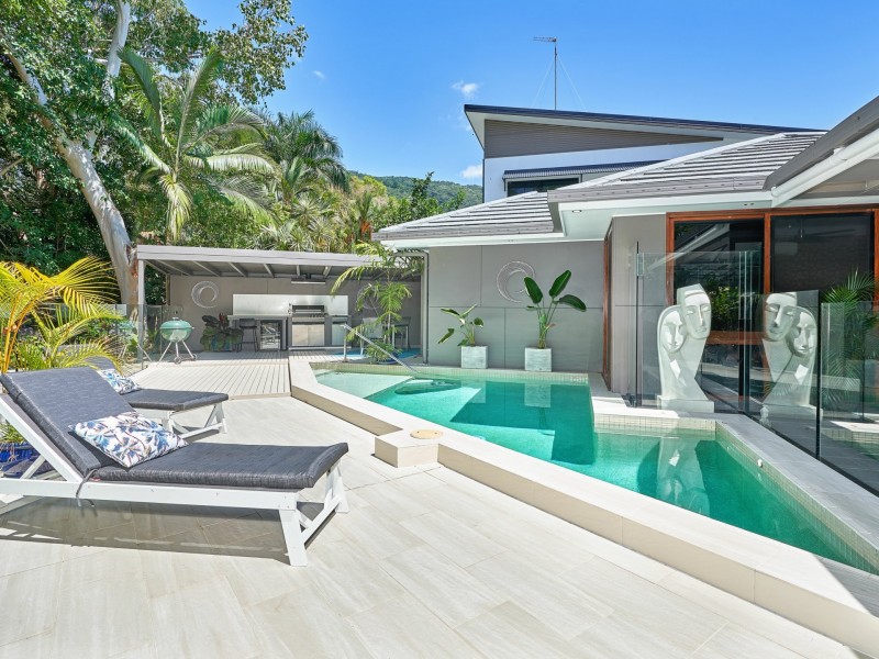 8 Lillian Road, Palm Cove QLD 4879