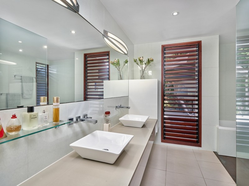 8 Lillian Road, Palm Cove QLD 4879