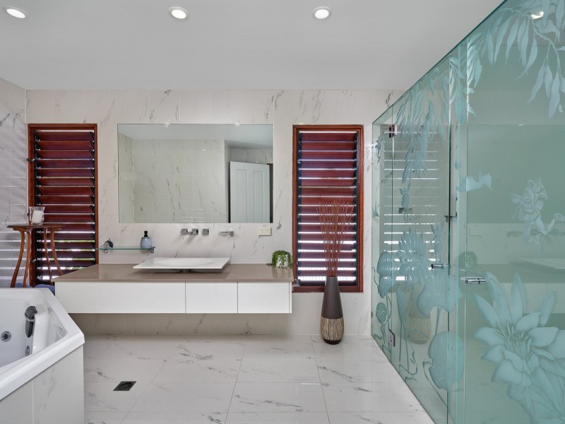 8 Lillian Road, Palm Cove QLD 4879