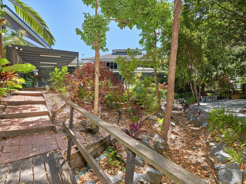 8 Lillian Road, Palm Cove QLD 4879