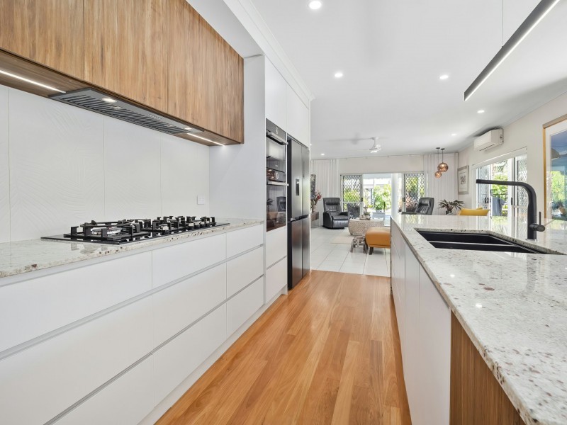 10 Thais Street, Palm Cove QLD 4879