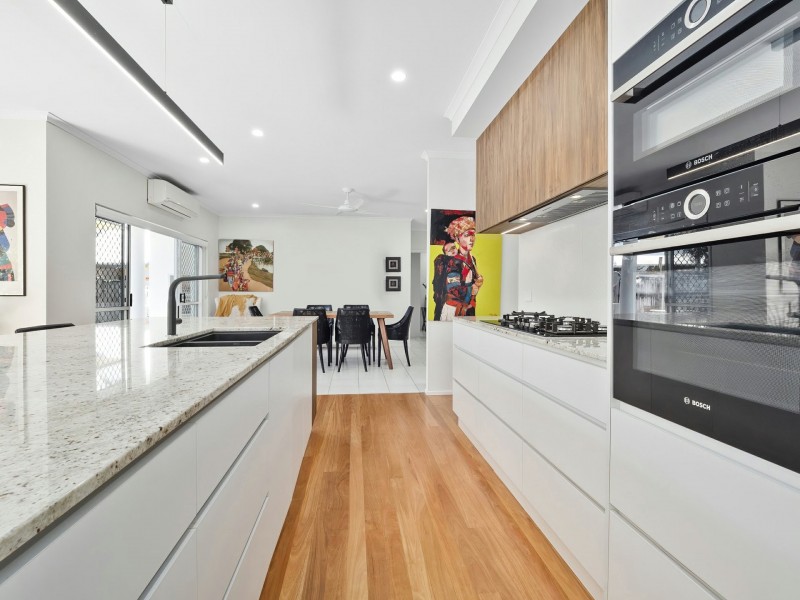 10 Thais Street, Palm Cove QLD 4879