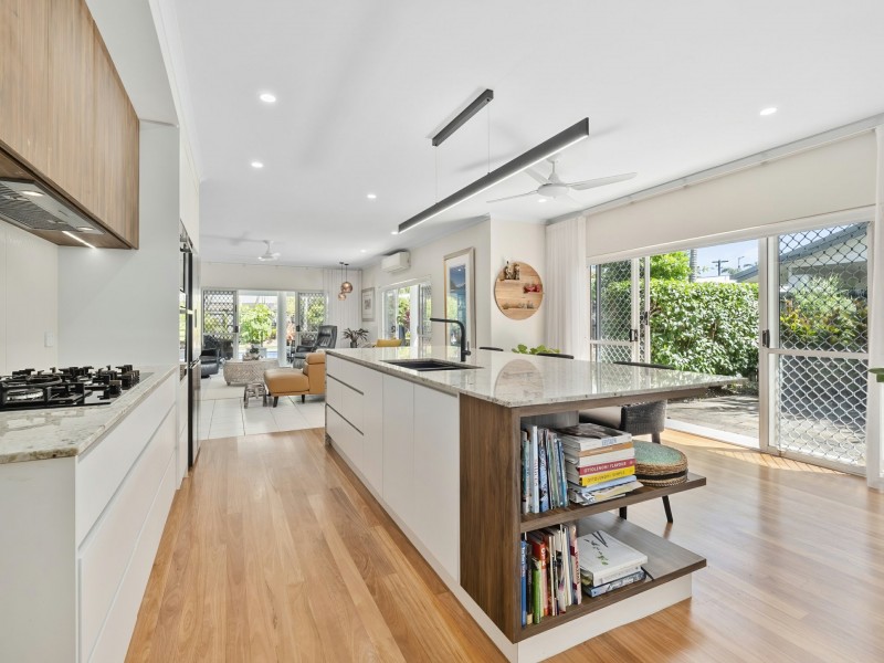 10 Thais Street, Palm Cove QLD 4879