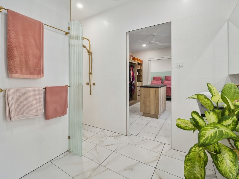 10 Thais Street, Palm Cove QLD 4879