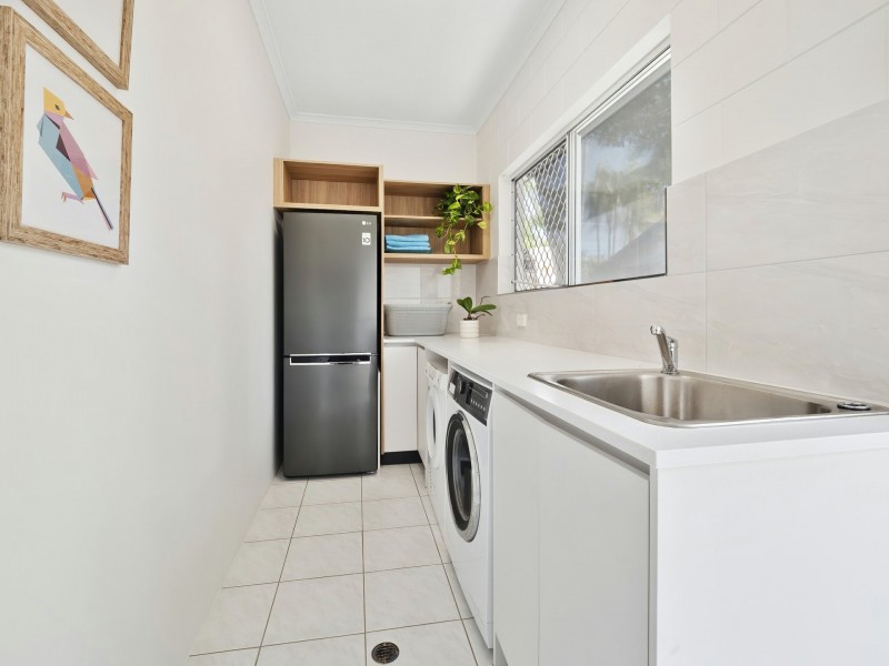 10 Thais Street, Palm Cove QLD 4879