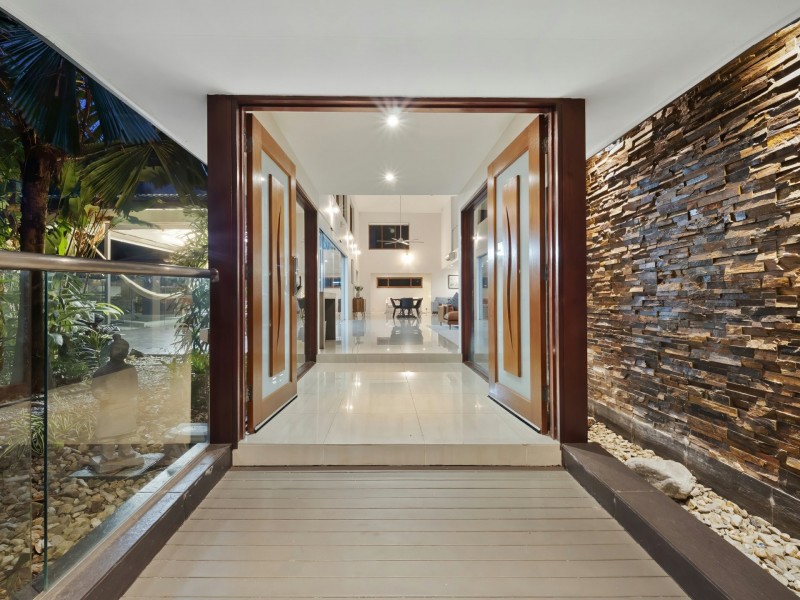 8 Lillian Road, Palm Cove QLD 4879
