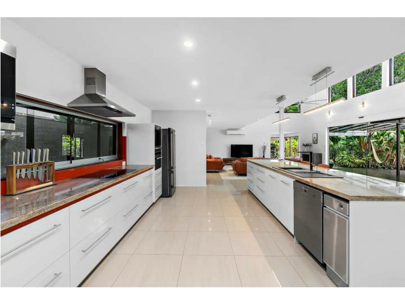 8 Lillian Road, Palm Cove QLD 4879