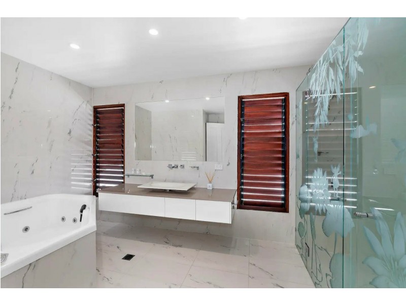 8 Lillian Road, Palm Cove QLD 4879