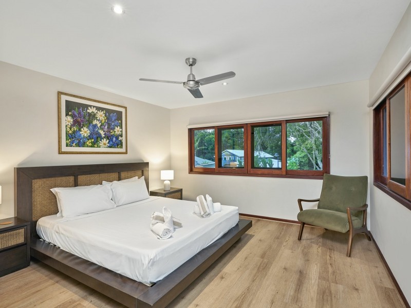 8 Lillian Road, Palm Cove QLD 4879