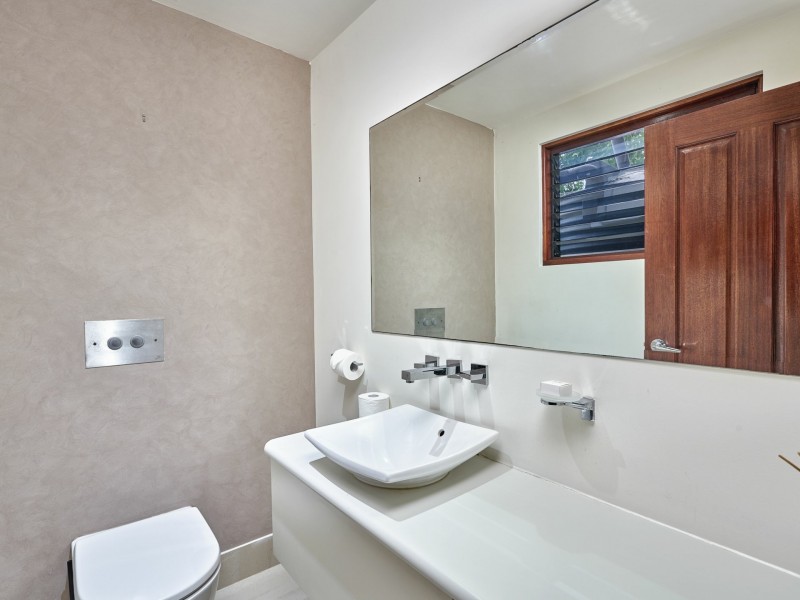8 Lillian Road, Palm Cove QLD 4879
