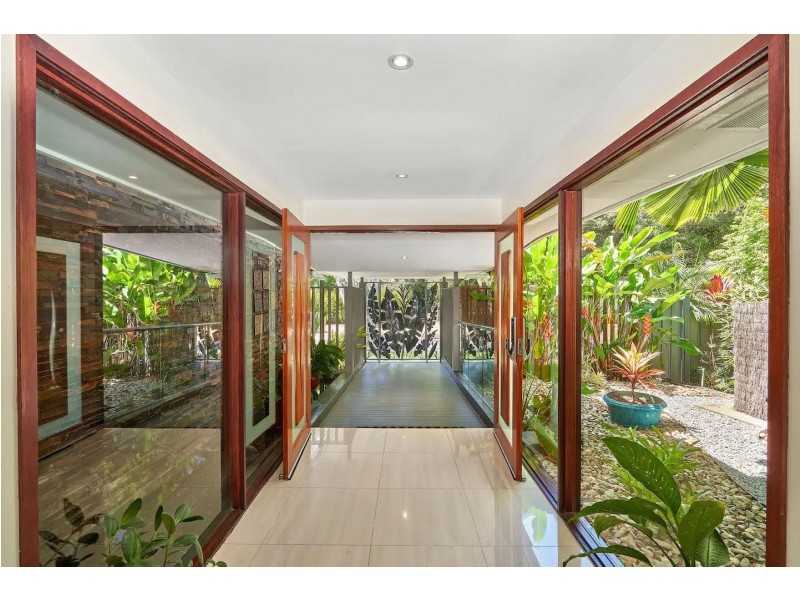 8 Lillian Road, Palm Cove QLD 4879