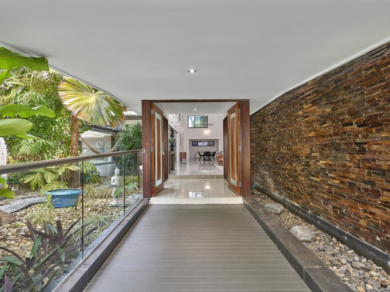 8 Lillian Road, Palm Cove QLD 4879
