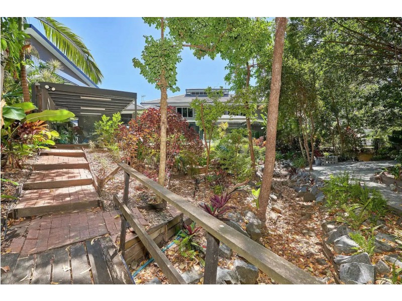 8 Lillian Road, Palm Cove QLD 4879