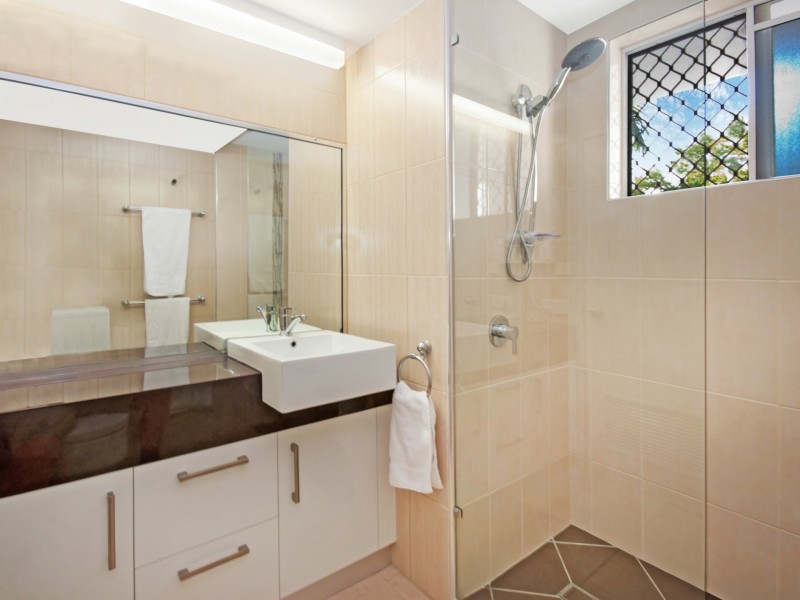 Apartment 327/327/305 Coral Coast Drive, Palm Cove QLD 4879