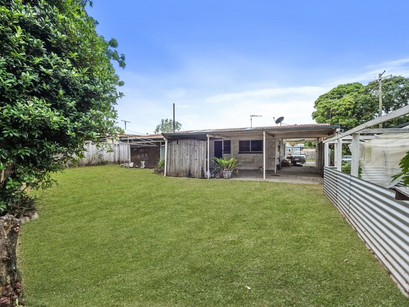 27 Oak Street, Holloways Beach QLD 4878