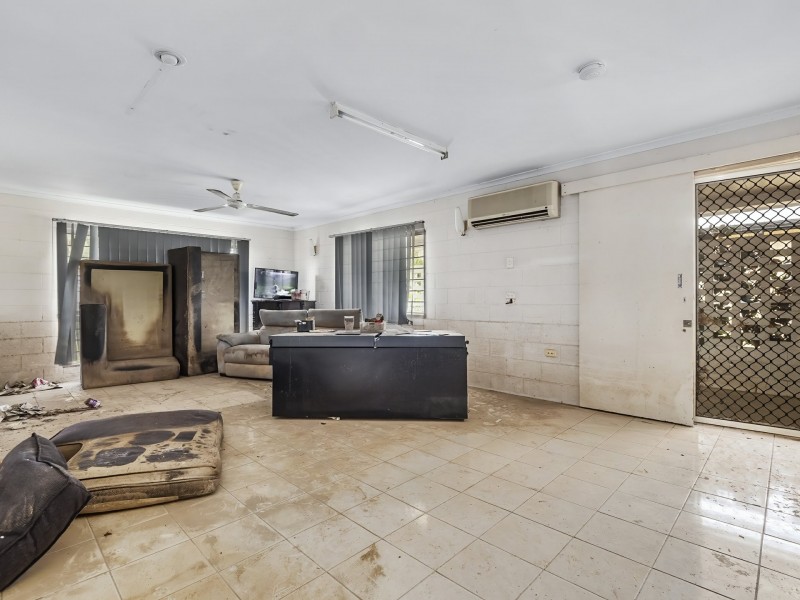 27 Oak Street, Holloways Beach QLD 4878