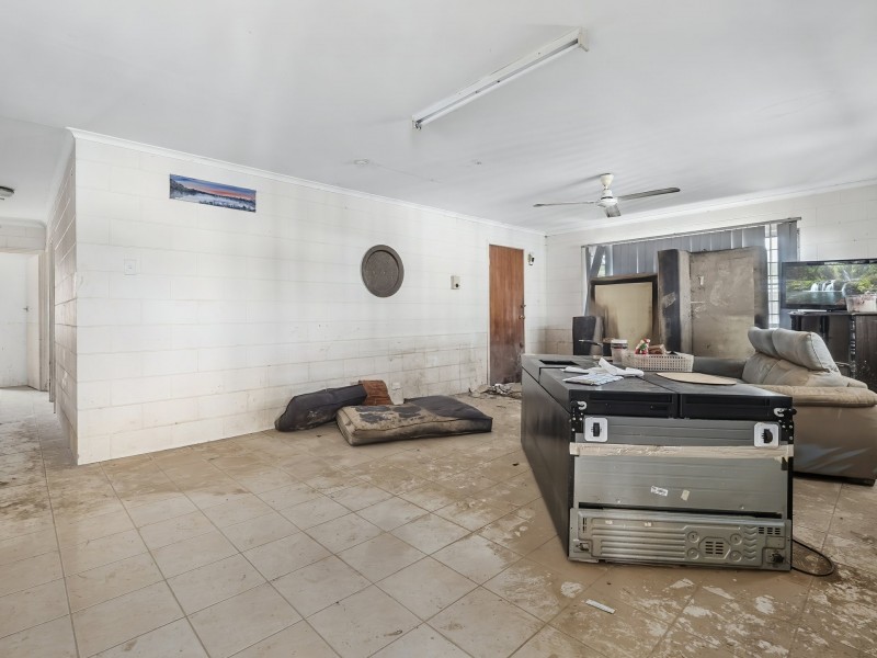 27 Oak Street, Holloways Beach QLD 4878