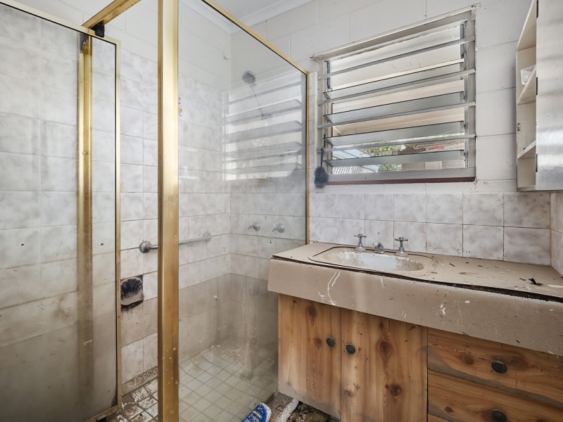 27 Oak Street, Holloways Beach QLD 4878