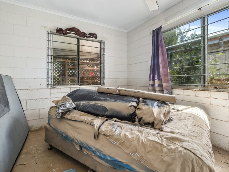27 Oak Street, Holloways Beach QLD 4878