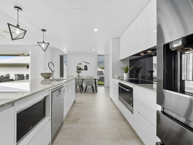 25 Freshwater Avenue, Palm Cove QLD 4879