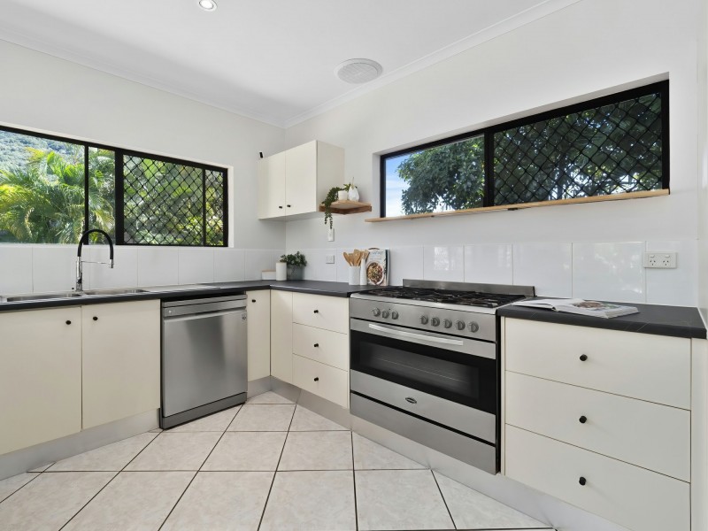 89 Cedar Road, Palm Cove QLD 4879