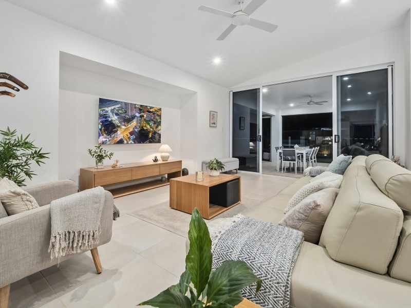 12 Rockingham Parade, Smithfield QLD 4878