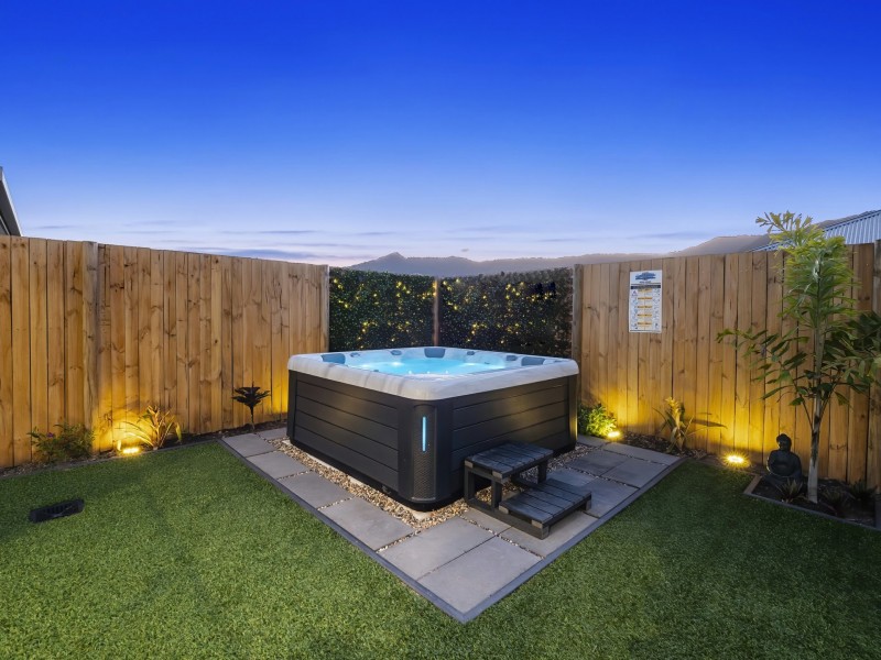 12 Rockingham Parade, Smithfield QLD 4878