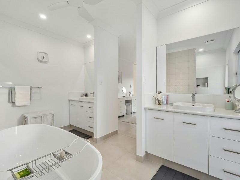 12 Rockingham Parade, Smithfield QLD 4878